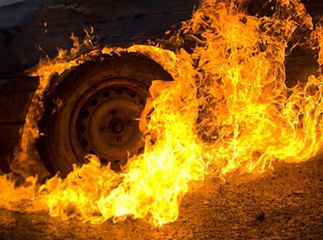 Між селами на Іршавщині згорів автомобіль
