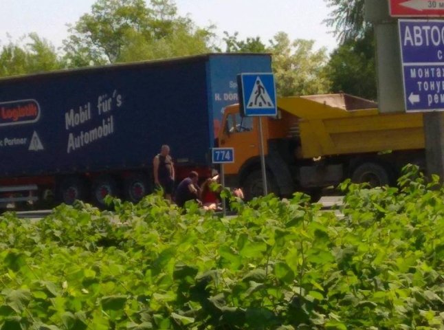 На трасі "Київ-Чоп" біля Мукачева вантажівка збила дівчину-велосипедистку