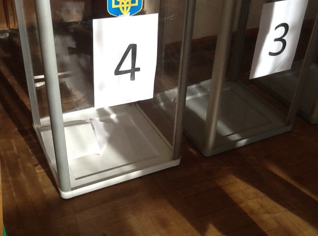 В Ужгороді зафіксовано перші порушення на виборчих дільницях (ВІДЕО)