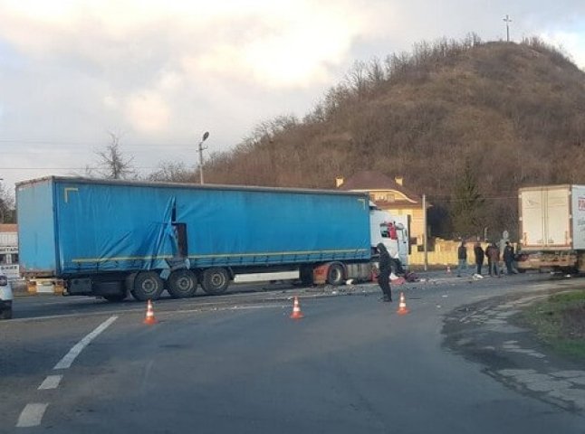 Уламки машин розкидані по дорозі: на виїзді з Мукачева сталась ДТП
