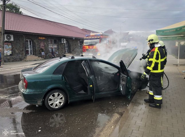 В одному із закарпатських сіл вранці горіла автівка