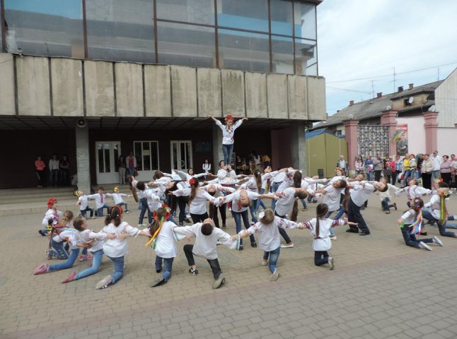У Берегові відбувся патріотичний танцювальний флешмоб (ФОТО)