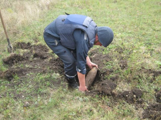 У Мукачеві виявили артилерійський снаряд та протитанкову міну