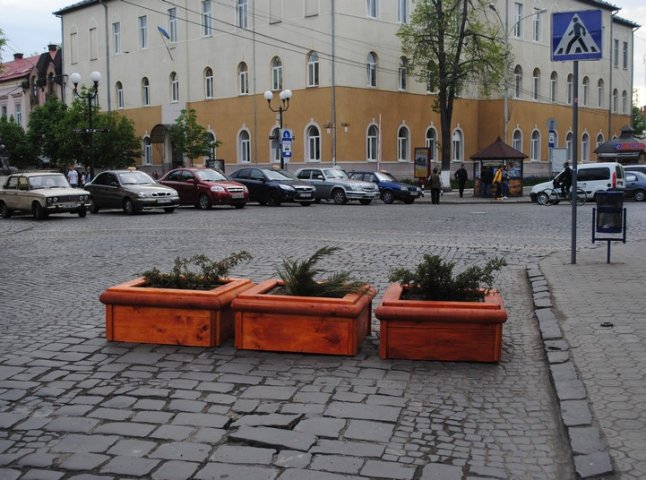 На вулиці Ілони Зріні у Мукачеві посеред дороги встановили декоративні клумби (ФОТО)