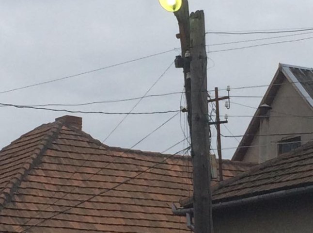 У мікрорайоні Борок Телеп в Мукачеві навіть вдень освітлюються вулиці (ФОТО)