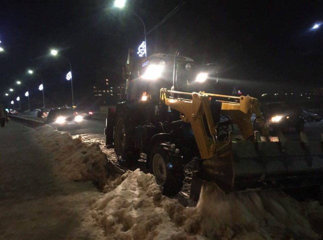 Мукачівські комунальники цілу ніч розчищали вулиці від снігу
