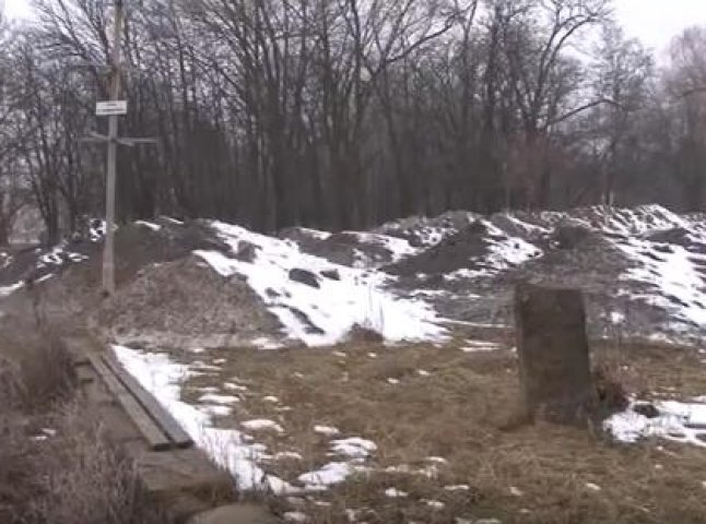 Неподалік Боздоського парку в Ужгороді утворились гори зі сміття та брудного снігу