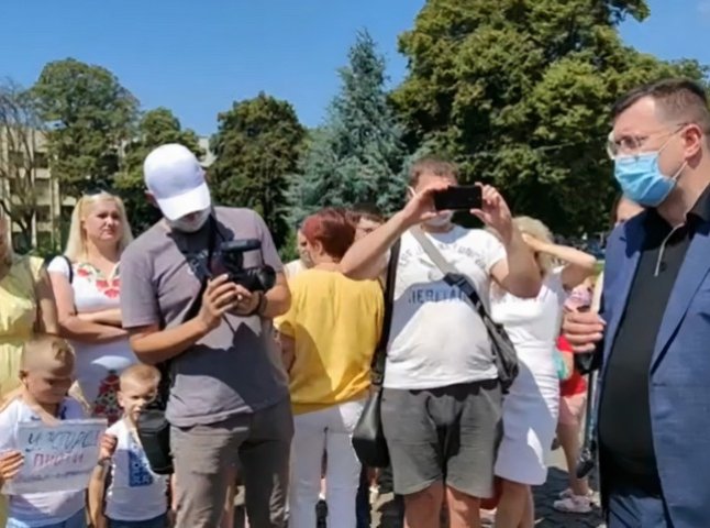 Обурені батьки школярів і дошкільнят прийшли під стіни Закарпатської ОДА: опубліковано відео