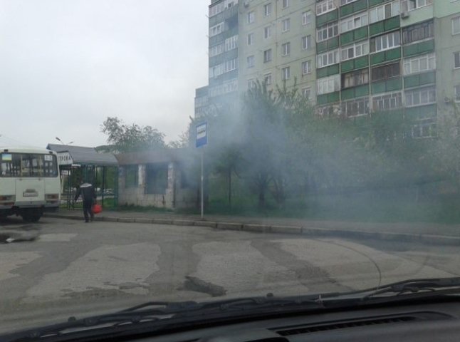 У мікрорайоні Росвигово в Мукачеві горить будівля біля кінцевої зупинки на Митрополита Володимира