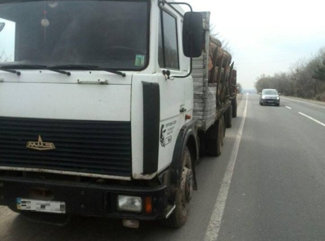 Патрульні поліцейські Мукачева затримали вантажівку з "кругляком"