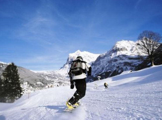 Заблукавших у горах сноубордистів рятувальники знайшли пізно ввечері