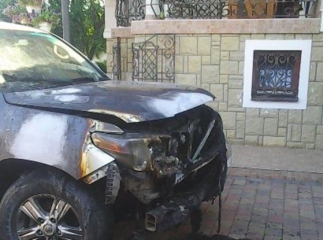 У мережі з’явились фото іномарки "Toyota Land Cruiser", яку підпалили у Минаї