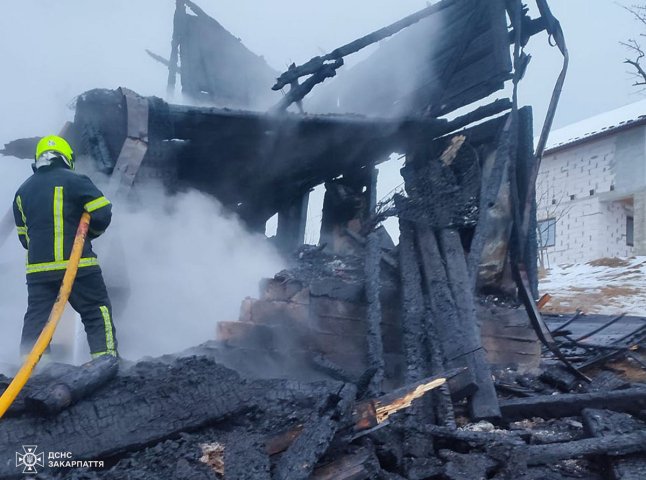 У селі на Рахівщині горів двоповерховий будинок