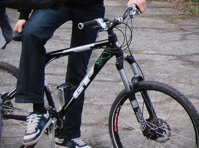 У Мукачеві орудував грабіжник на велосипеді