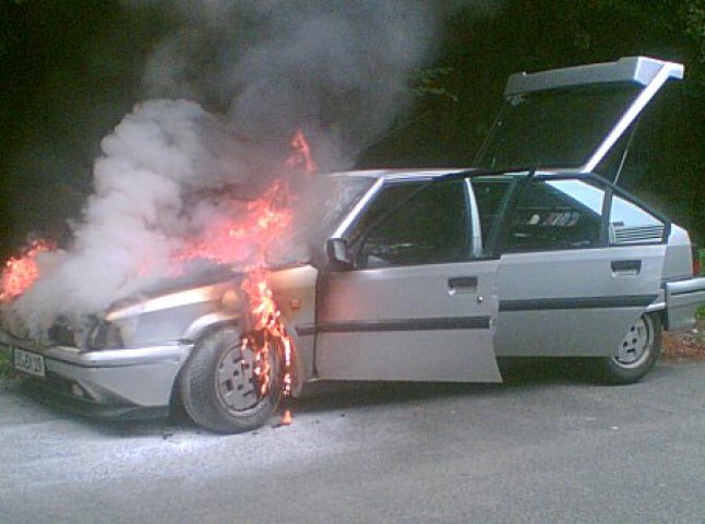 На Великоберезнянщині вогонь пошкодив автомобіль