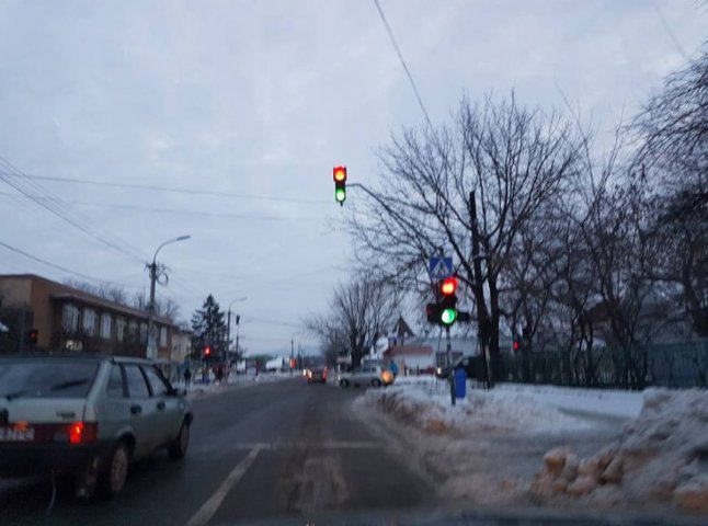 В Ужгороді світлофор показував одночасно червоне і зелене світло