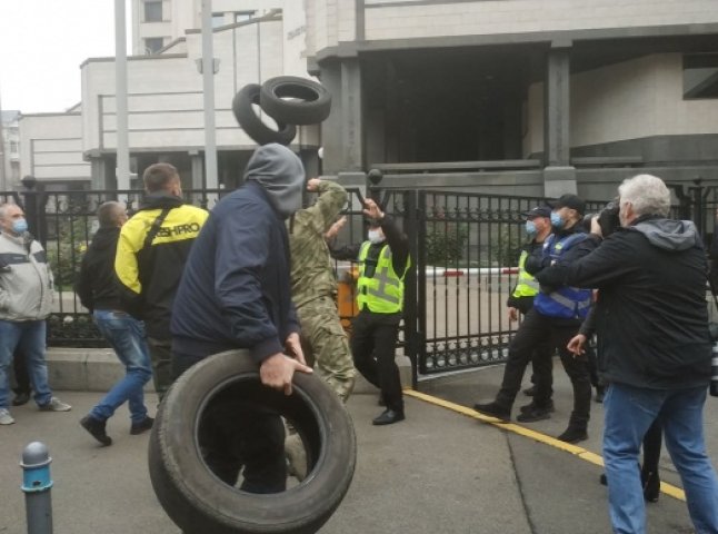У Києві влаштували акцію протесту: обурені люди кидають шини і палять фаєри