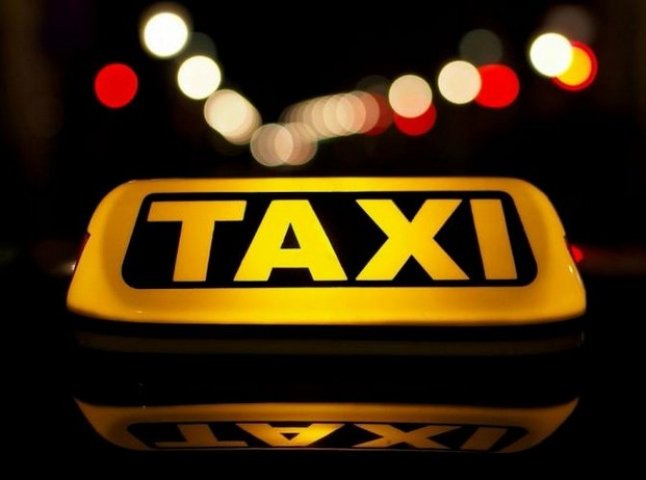 У Мукачеві пошкодили автівки нової служби таксі