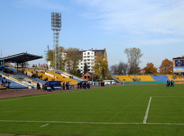 Центральне поле стадіону "Авангард" ретельно готують до старту другої половини чемпіонату (ВІДЕО)