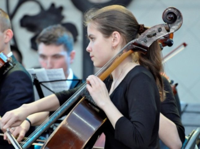 Стало відомо, скільки платитимуть ужгородські батьки за музичні уроки дітей