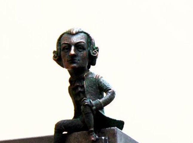 В Ужгороді відкрили міні-скульптуру Моцарта