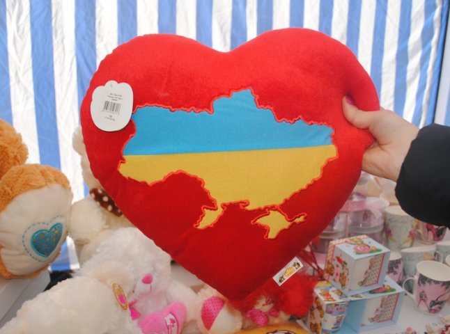 До Дня закоханих у Мукачеві розпочався благодійний ярмарок (ФОТО)