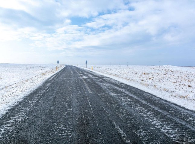 Водіїв Закарпаття попередили про небезпеку на дорогах