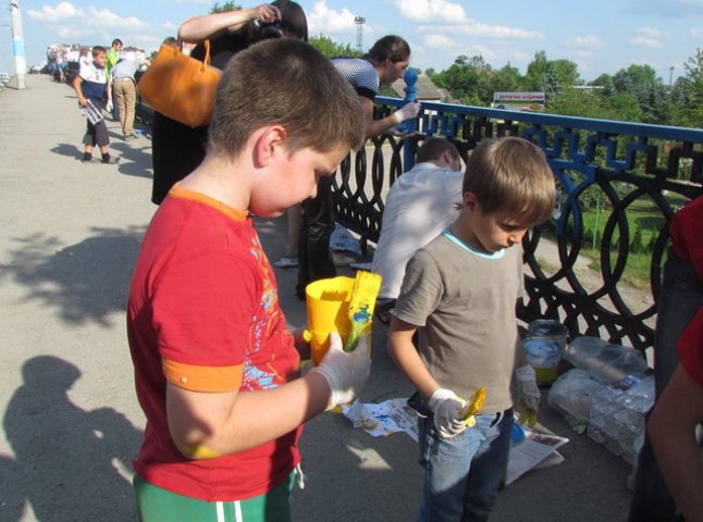 10-річний школяр, розмальовуючи перед Днем Незалежності міст, потрапив під колеса автомобіля