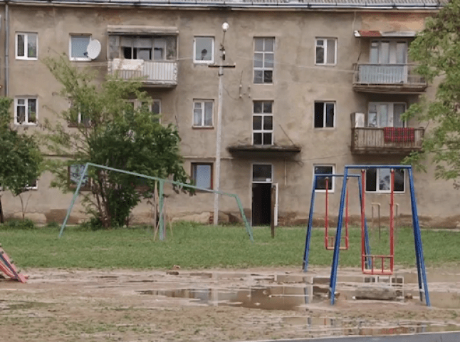 Мукачівці скаржаться на комунальників, через халтуру яких дитячий майданчик потопає у багнюці