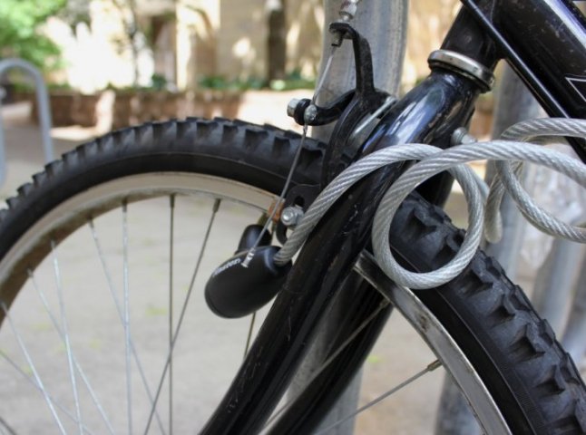 Міжгірські правоохоронці "за гарячим слідом" відшукали жінку, яка вкрала велосипед