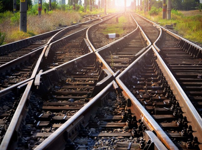 Нещасний випадок на залізничній колії: потяг наїхав на хлопця