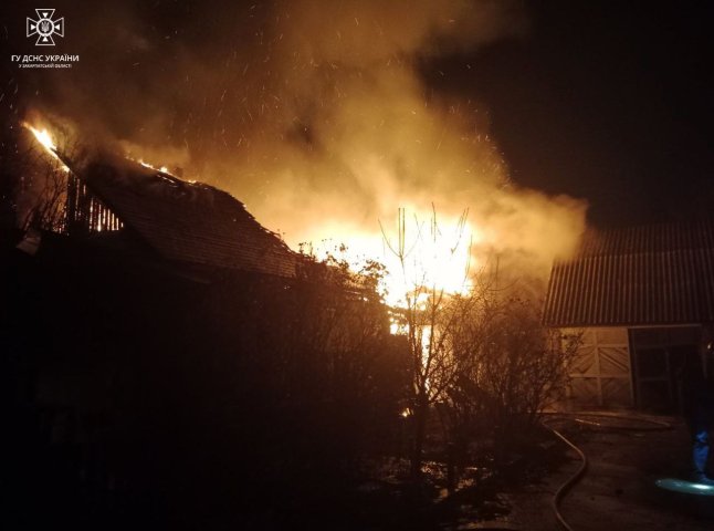 Рятувальники понад годину гасили пожежу на Ужгородщині