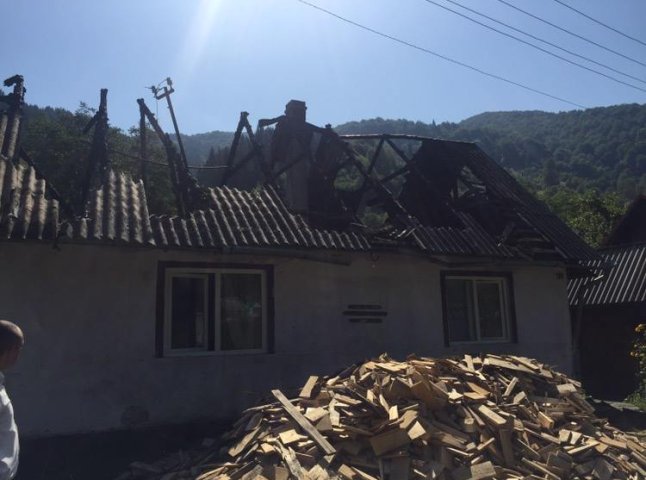 Вісім рятувальників намагалися загасити пожежу у житловому будинку