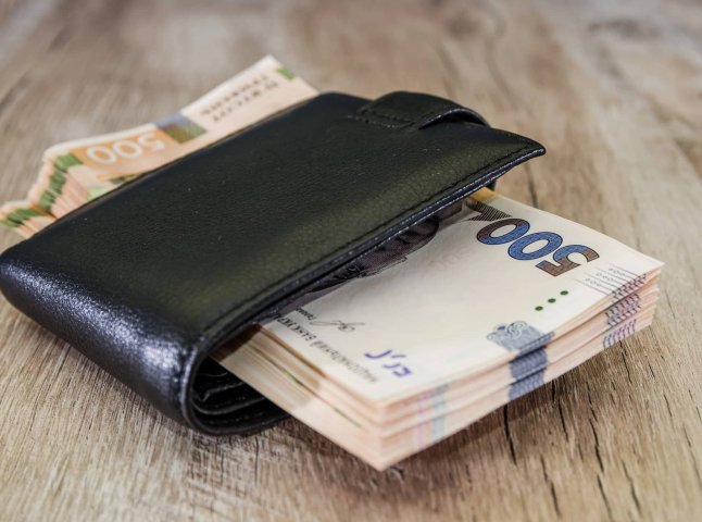 Виплата прийде не у липні, а у серпні двома платежами: в Україні змінили правила кешбеку