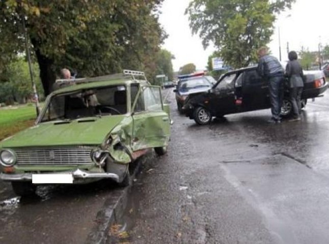 Біля ужгородського вокзалу зіткнулись дві автівки