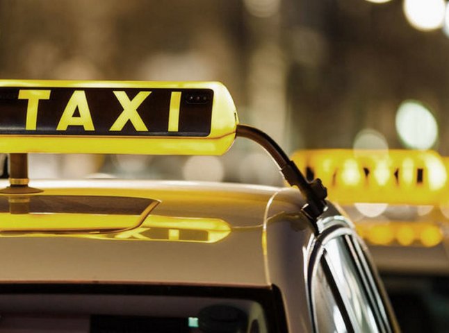 Таксист почав хвилюватись за жінку: патрульні розповіли про випадок в Ужгороді