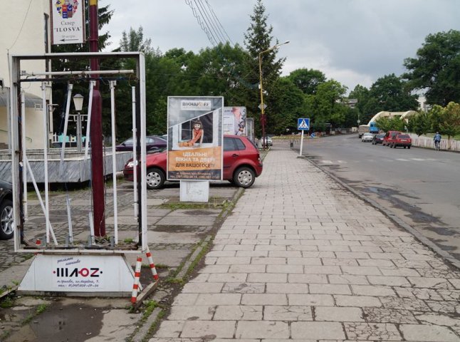 У Іршаві міліція затримала трьох вандалів, що серед білого дня ламали рекламні щити