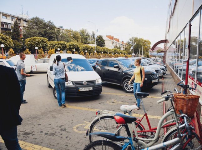 На парковці одного із супермаркетів із автомобіля ужгородки вкрали 58 тисяч гривень