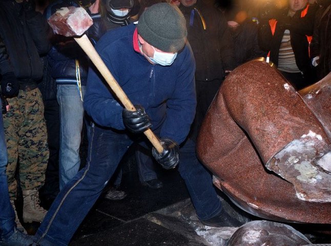 У Чопі активісти повалили пам’ятник Леніну