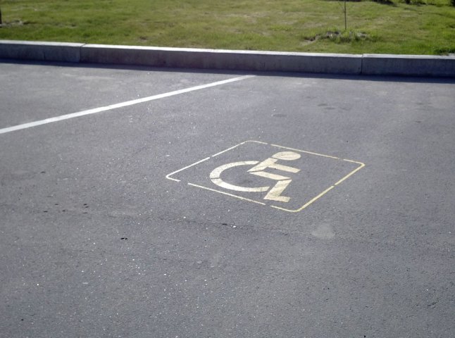 Порошенко підписав закон, що підвищить штрафи за паркування на місцях для інвалідів