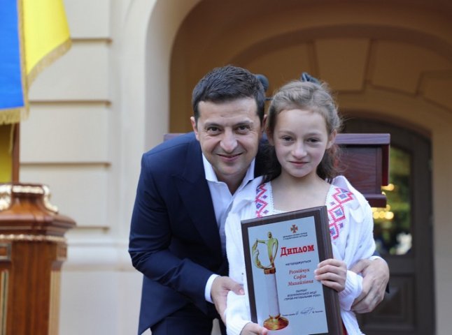 Президент нагородив 11-річну закарпатку за її героїчний вчинок