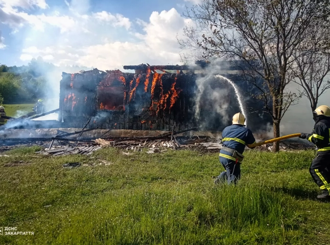 Жінка із сином заснули після святкування Великодня та не помітили, як почав горіти їх будинок