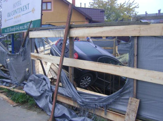 Карколомна ДТП в Ужгороді: "Шкода" проломила дерев’яний паркан і в’їхала на будмайданчик