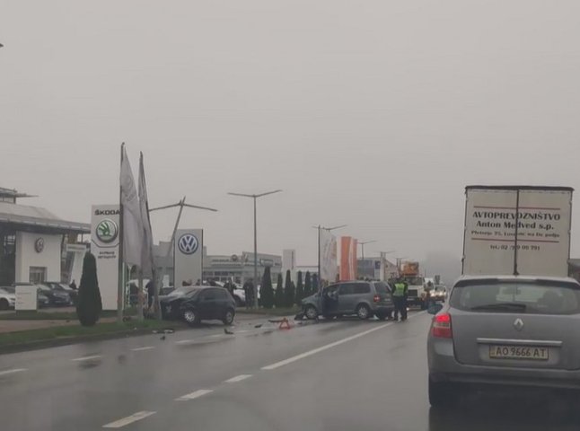 У Мукачеві зіткнулись два авто. Рух ускладнено