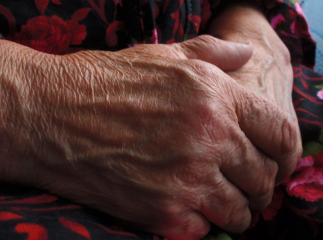 73-річну пенсіонерку побили за прохання зупинити крадіжку