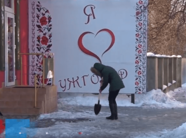 Ужгородські підприємці колють лід, щоб не платити штрафи