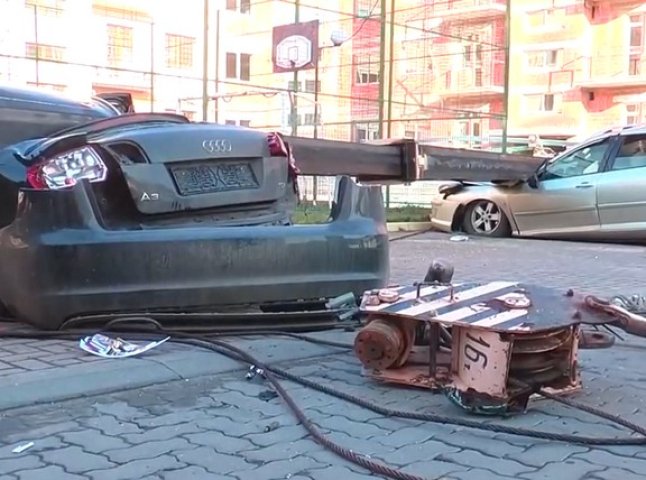Будівельний кран розтрощив дві машини в Ужгороді: подробиці