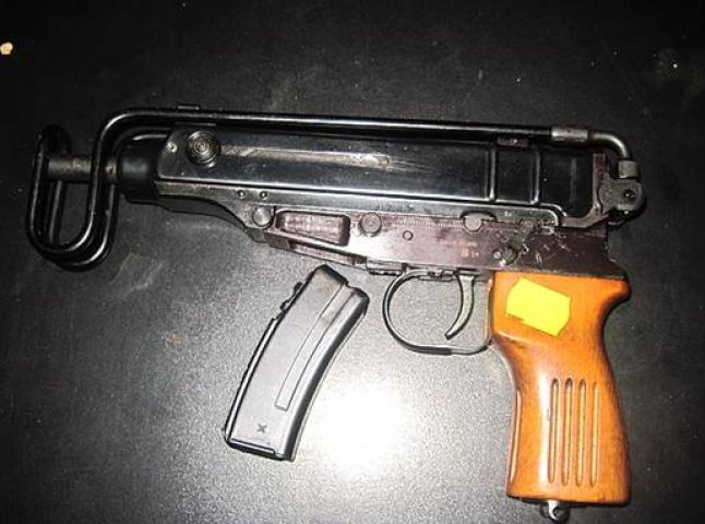 У Мукачеві міліціонери виявили у жінки вдома автомат та револьвер (ФОТО)