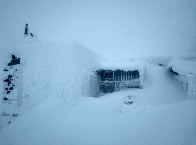 У Карпатах випало понад метр снігу: ФОТО