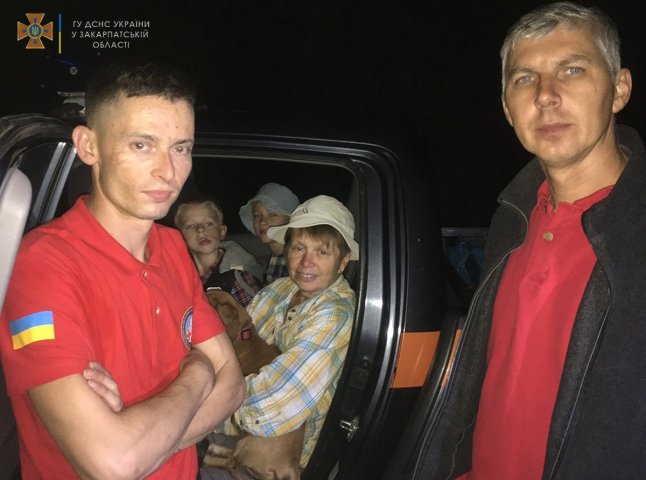 Ужгородські рятувальники відшукали в лісі жінку і 2 дітей